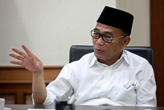 Jokowi Memilih Muhadjir Effendi Untuk Menjadi Plt Mensos Sesudah Risma Mundur