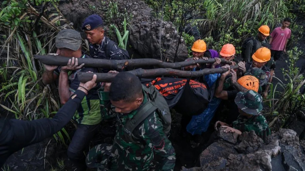 “Saya Lari Menyelamatkan Diri”: Kesaksian Mencekam Pemandu Saat Gunung Dukono Meletus dan Menewaskan Tiga Pendaki