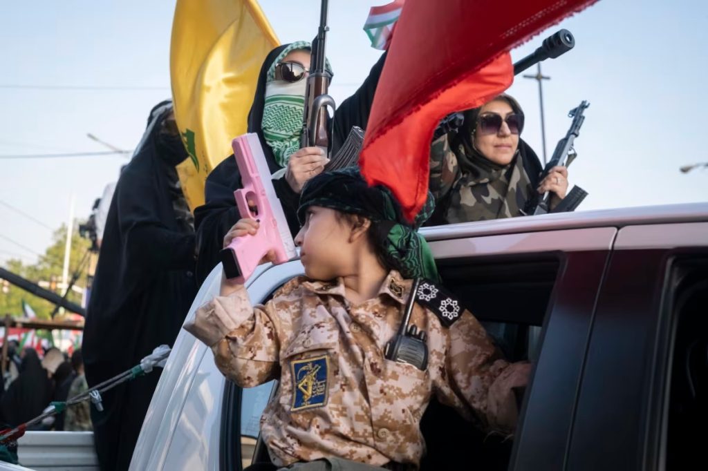 Ancaman Trump Picu Ketegangan Baru di Iran, Senjata Muncul di Jalanan dan Televisi Negara