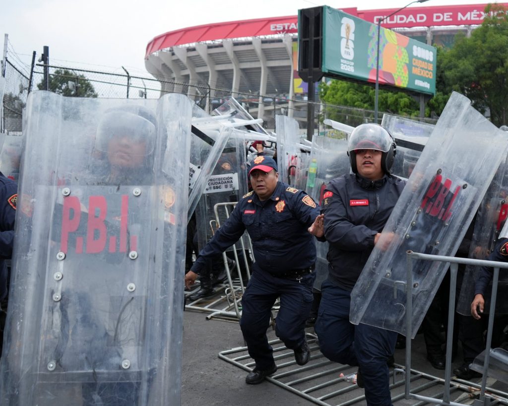 Kerusuhan Jelang Laga Pembuka Piala Dunia di Azteca, Bom Molotov dan Batu Dilempar ke Polisi