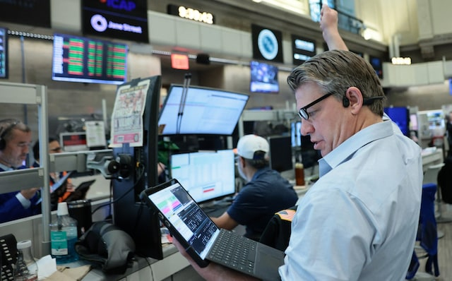 Wall Street Terguncang: Saham Teknologi Anjlok, Kekhawatiran terhadap Big Tech Kian Menguat
