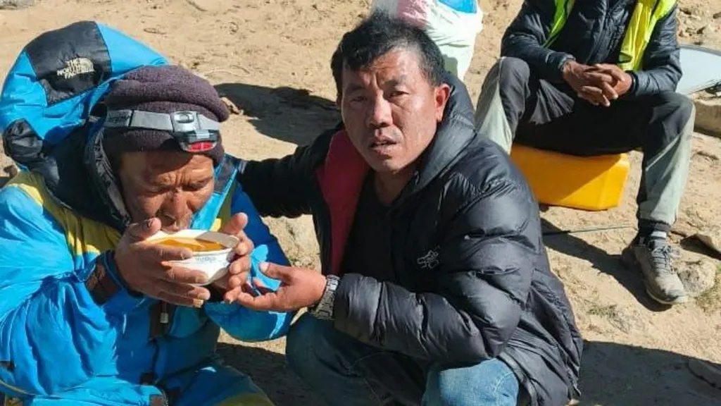 Hilang Enam Hari di ‘Zona Kematian’ Everest, Pemandu Gunung Nepal Bertahan Hidup dan Kembali dengan Selamat