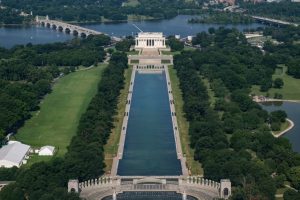 Mantan Atlet Olimpiade Didakwa atas Dugaan Perusakan Kolam Refleksi Lincoln Memorial
