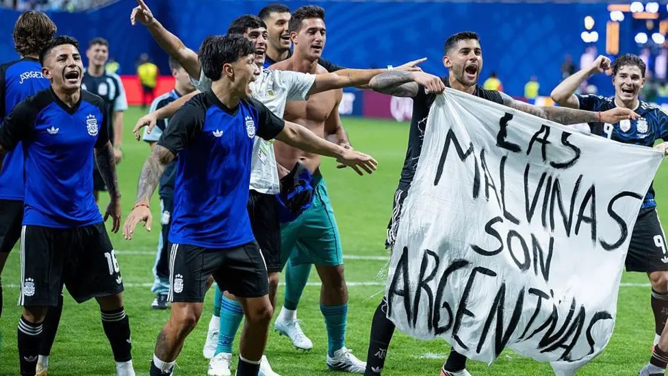 FIFA Kaji Dugaan Pelanggaran Usai Pemain Argentina Bentangkan Spanduk Kepulauan Falkland di Piala Dunia
