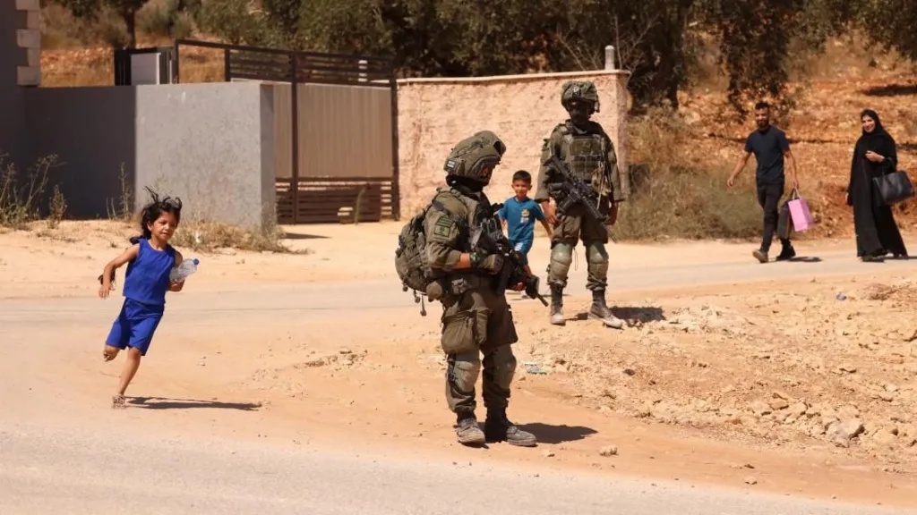 Warga Palestina Diminta Tinggalkan Rumah Saat Militer Israel Bubarkan Pengepungan Pemukim