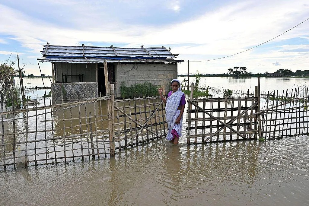 Banjir Dahsyat Assam, Nenek 97 Tahun Diselamatkan dengan Rakit Batang Pisang