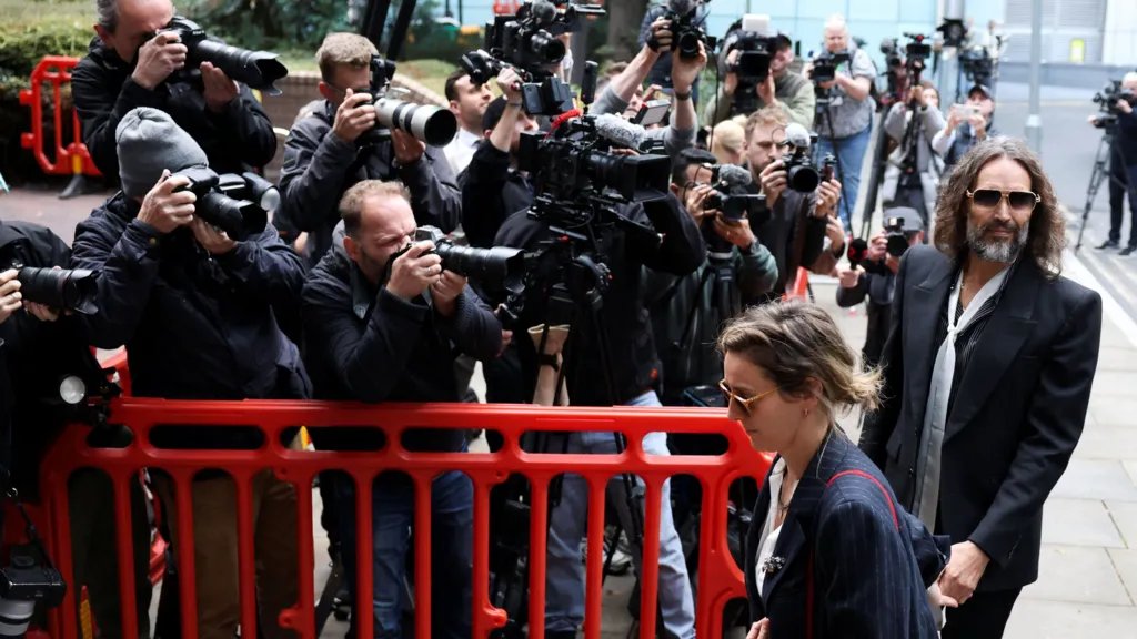 Russell Brand Disebut sebagai Predator Seksual saat Persidangan Kasus Pemerkosaan Dimulai